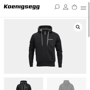 Koenigsegg zip tröja  - Tjena! Har valt att sälja min koenigsegg tröja nu eftersom jag aldrig använder den och den bara hänger i min garderob. Inget fel med tröjan😀. Nypriset: 1499kr mitt pris: 400. St: 160 men sitter perfekt på mig och har S😀