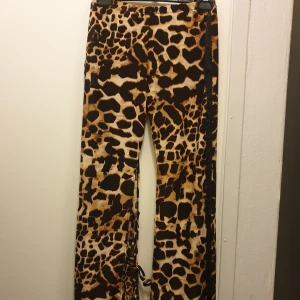 Leopard mönstrad sommarbyxor - Hittar ingen storlek, köpte dom när jag var utomlands men passar xs-m då dom är väldigt stretchiga. Sköna och luftiga, det är fransar på dem, och kolla bild nr 2 för att se hur dom ser ut på insidan🌸