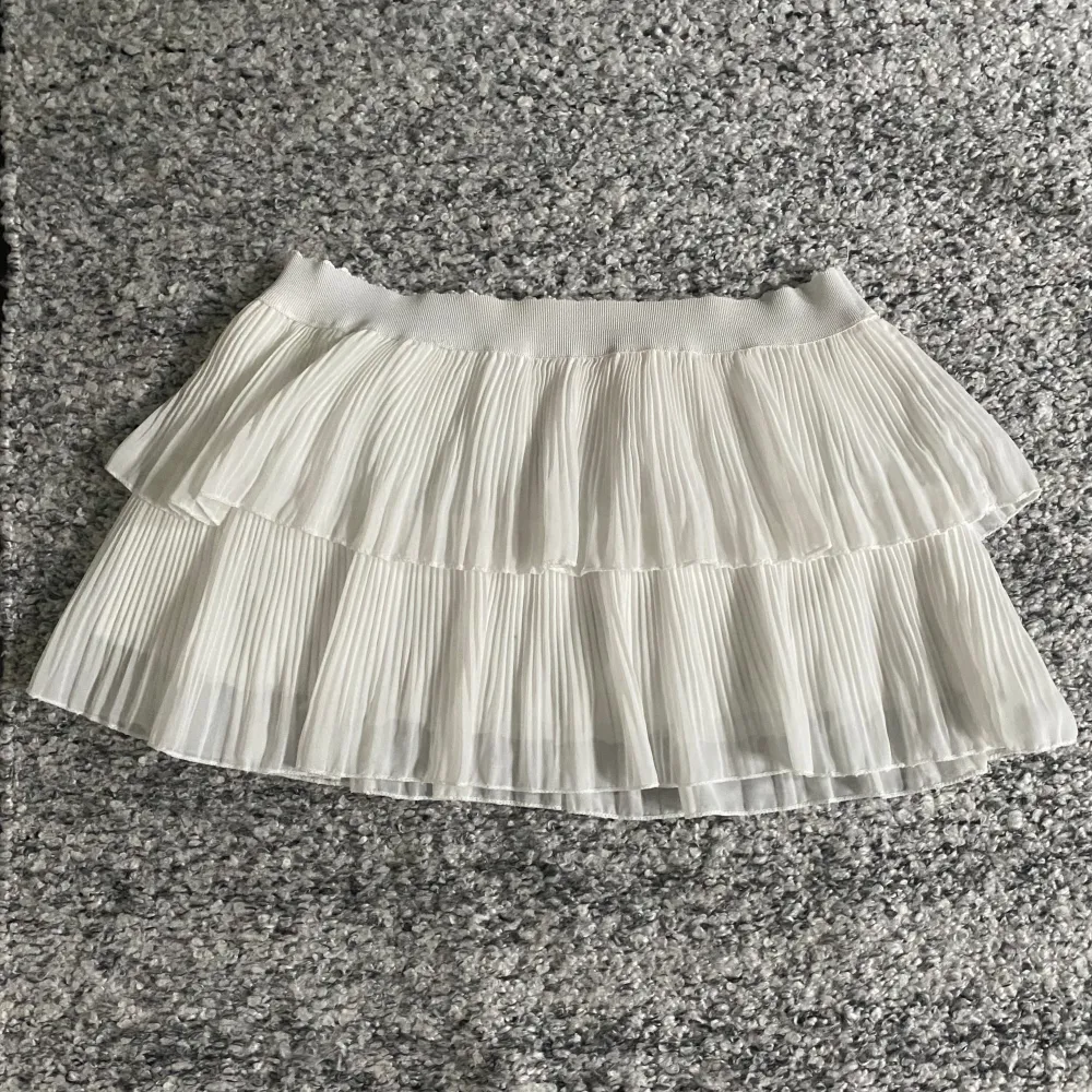 Så fin vit volangkjol som tyvärr inte kommer till användning! Det står ingen storlek men jag skulle säga att den passar M!💞 Det är ett litet hål vid kanten på kjolen men inget som känns eller syns när man har den på sig, men lätt att sy igen det!. Kjolar.