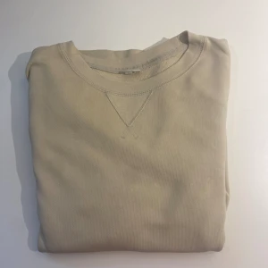 Arket tröja - Här är en snygg arket tröja till sommaren och hösten! Storlek S och är i väldigt bra skick 10/10! Hör av dig vid frågor och funderingar!