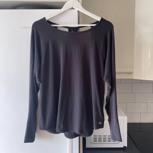 GapFit träningströja  - Superskön träningströja i tunt material köpt på Gap i USA. Fint skick då den är sparsamt använd 🖤