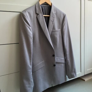 Tiger of sweden kavaj  - 46/48 i storlek vilket motsvarar M  Bra skick använd 3 gånger  4000kr ny mitt pris 800kr  Hör av er vid intresse!