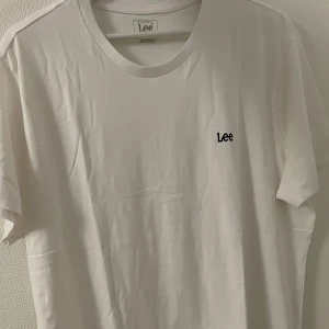 2st Lee t-shirts  - Två st T-shirtar för 100kr totalt. Helt nya i kartong. Endast testade. Den andra är exakt likadan fast i svart och vit. 100kr för båda.