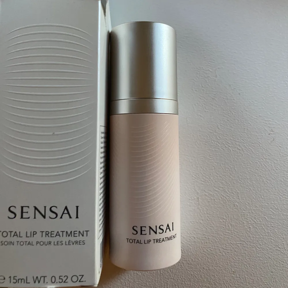 Total Lip Treatment från Sensai, köpt på kicks💖Aldrig använd, endast upptagen ur förpackningen. Köpte den för 1100 kr💞Säljer eftersom jag köpte fel sort❤️. Övrigt.