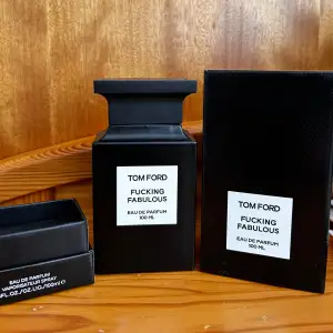 Tom Ford är en leather och aromatic parfym för män. Jag har använt några sprej (max 5) jag har tappat den så märket på ovanför parfymen har gått sönder, men annars är den nästan helt ny. Kom gärna med prisförslag, kvitto finns 