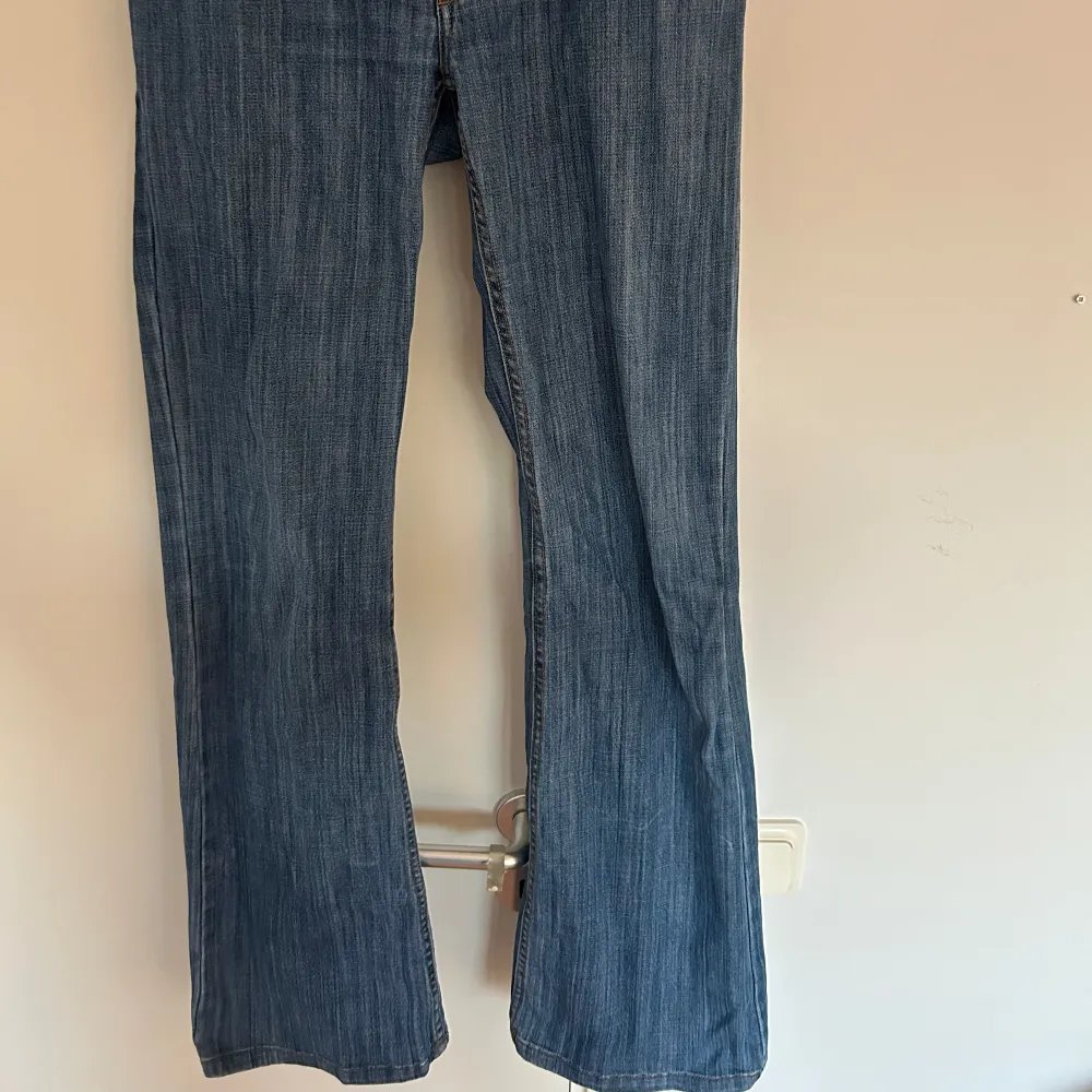 Säljer dessa supersnygga lowwaist bootcut jeans i en sån snygg tvätt. Skriv vid intresse av fler bilder.. Jeans & Byxor.