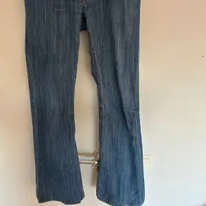 Säljer dessa supersnygga lowwaist bootcut jeans i en sån snygg tvätt. Skriv vid intresse av fler bilder.