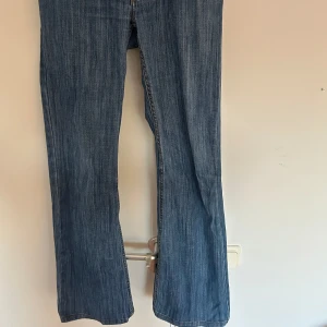 Lowwaist bootcut jeans  - Säljer dessa supersnygga lowwaist bootcut jeans i en sån snygg tvätt. Skriv vid intresse av fler bilder.