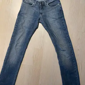 - Lågmidjade jeans  - storlek 34  - raka ben 