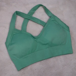 Sport bh - Grön sport bh i modellen ”PRECIOUS” från www.astaniwear.com Oanvänd, saknar logga Strl: S