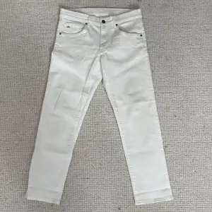 Hej! Säljer nu dessa super schyssta jeans. Jeansen är i toppskick. W31 L32 men dem är uppsydda så dem passar W31 L30 