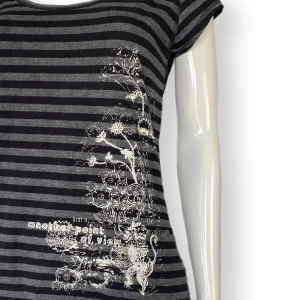 Kappahl Tee - Från Kappahl, storlek 40/42. MÅTT: Ärmlängd 9cm, Axel till axel 35cm, armhåla till armhåla 44cm & längd 66cm 