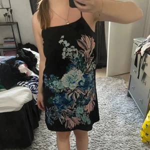 Klänning - Säljer denna söta klänning från Carin Wester. Den är i storlek 34 men passar mig som pendlar mellan 34/36/38. Klänningen är i väldigt bra skick då den ej använts så mycket. Skriv för fler bilder☺️