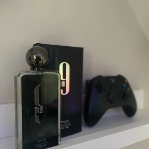 Afnan 9 pm - Detta är en fantastisk söt parfym som har en bubbelgum doft men också en härlig vanilj doft den håller väldigt länge med sjuk projektion och den ger mycket komplimanger jag letar efter byte helst så har du ngt skriv till mig 