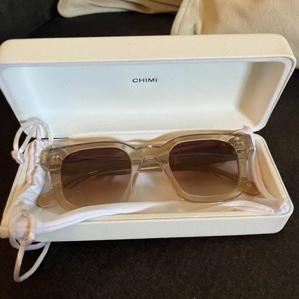Säljer nu mina sjukt snygga solglasögon från CHIMI i modellen 04, färgen ECRU. Knappt använda så de är som nya. Perfekta nu till sommaren. Tveka inte på att skriva till mig om du har frågor💕. Accessoarer.