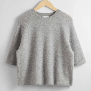 Stickad T-shirt - Den är i superfint skick och nästan aldrig använd. Säljer pågrund av att den inte kommer till användning längre!💖