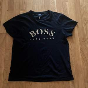 Hej säljer min Hugo boss T-shirt storlek m mitt pris är 300 hör av er om frågor och bilder 