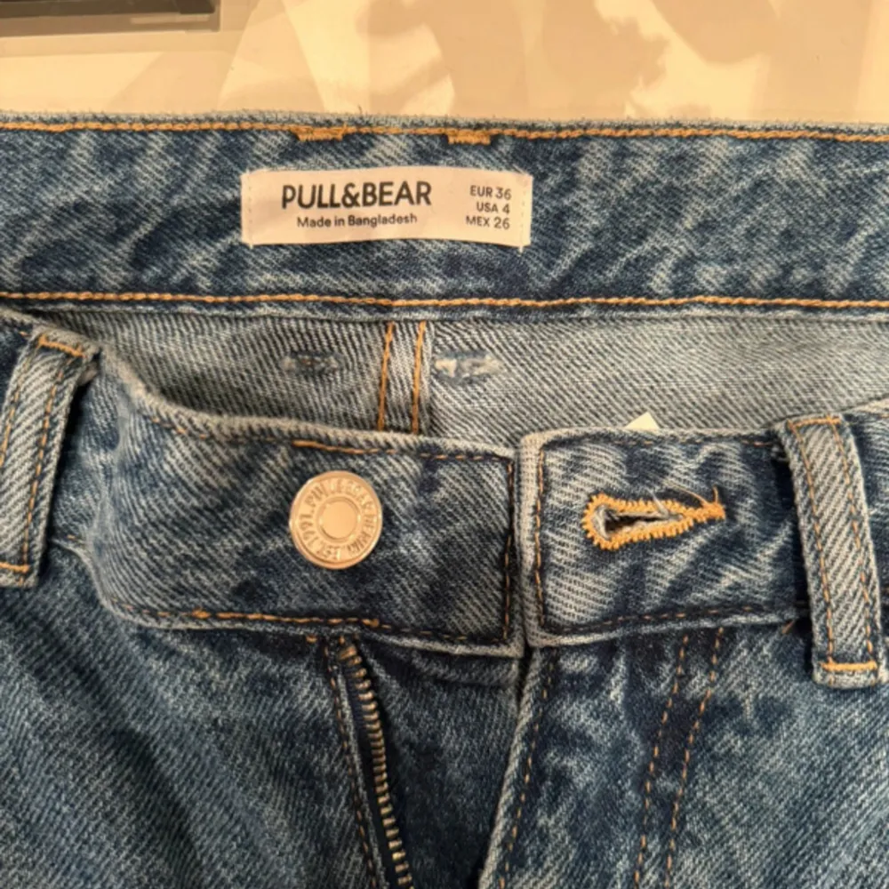 Raka jeans med ”midwaist”, stl 36, från Pull & Bear. Använda 1 gång, nyskick!! Normal i storlek. Jeans & Byxor.