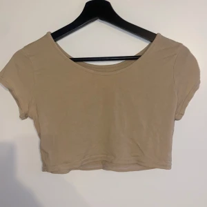Croptop - Beige croptop i storlek XS.