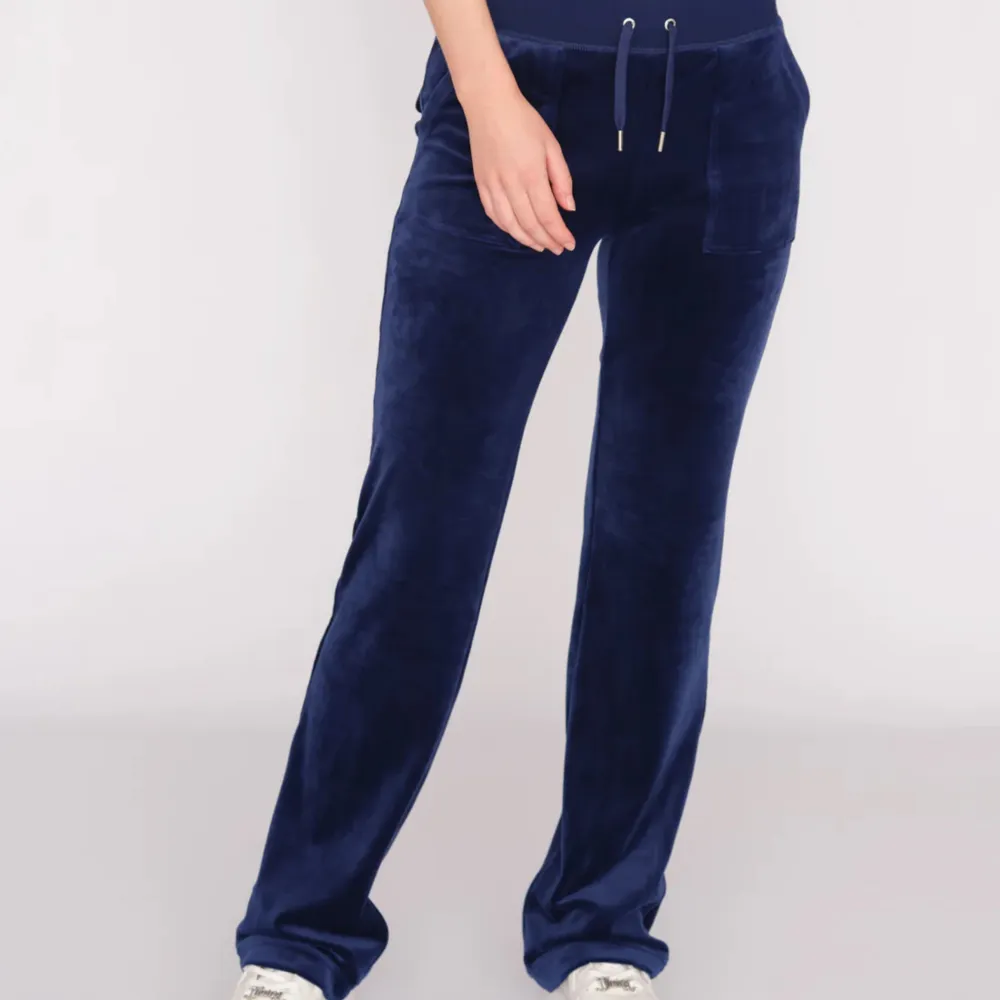 Säljer min juicy byxor då dom är lite för stora för mig! 💕Dom är i bra skick!. Jeans & Byxor.