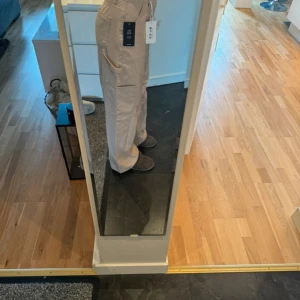 Beiga cargobyxor  - Beiga cargobyxor från Nakd, stl 34. Helt nya med prislappar kvar!! Lite oversized!! 
