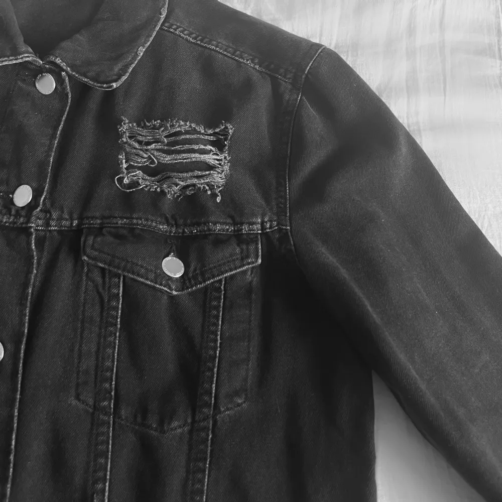 Svart vintage jeansjacka med äkta framfickor och distressed detaljer, perfekt till din trashy goth garderob nu inför sommaren! 🖤☀️🦇Storlek 40 (lite större i storleken så passar likaväl 42) 📏I väldigt bra skick! ✨Köp nu 💌. Jackor.