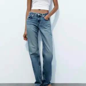 Säljer mina helt oanvända zara jeans! De är mid rise i storlek 40 men skulle egentligen säga att de är 38/36🩷