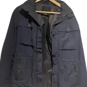 J lindberg field jacka - Skön jacka på våren  Mörk blå väldigt bra skick pris går att diskuteras vid snabb affär 