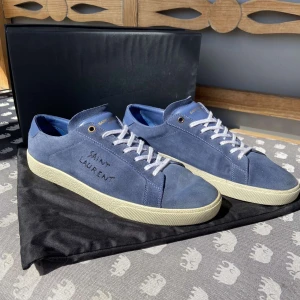 Saint Laurent skor - Hej, säljer mina sällsynta Saint Laurent sneakers i blå färg, assnygga till sommarn. -Storlek 44 -Kondition 9/10 -Dustbag ingår. Hör av vid minsta fundering. 