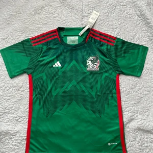 2022 Mexico Fotbollströja - Storlek: S (kan passa på vissa som har M) Helt ny med lapp.