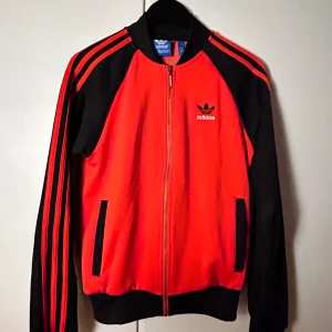  adidas tröja - Adidas tröja i en stark orange färg i fint skick, används några gånger! 