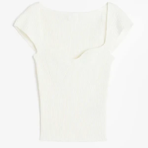 Topp - Söt gräddvit topp från h&m, använd få gånger.