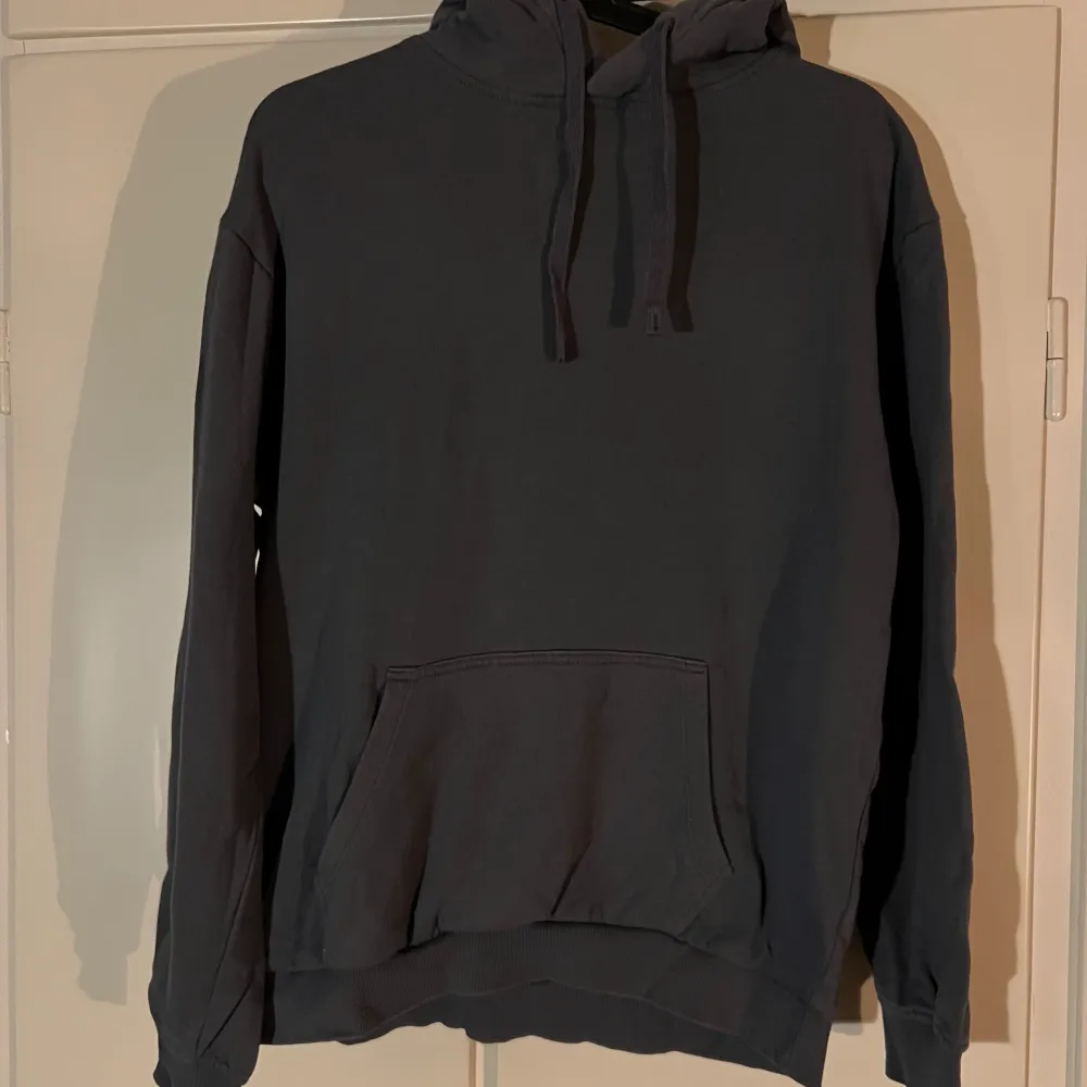 Grå/ blå hoodie Sparsamt använd. Hoodies.