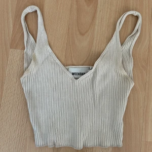 Topp Weekday - Fin ribbad topp från Weekday⭐️🌸 Finare färg i verkligheten I använt skick 