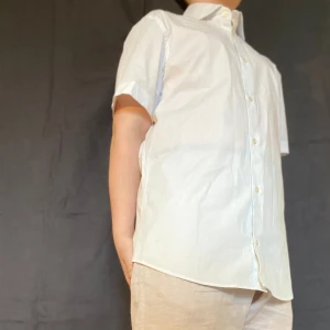 Riley skjorta oanvänd, pris diskuteras  - Riktigt snygg kortärmad skjorta från railey som är helt oanvänd passar perfekt för studentfirande eller bara att ha som nice skjorta till sommaren Storlek: medium  Kontakta om du är intresserad eller fler bilder 