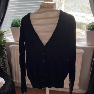 Svart kofta  - Säljer en svart jättefin kofta i stl 32, på grund av att den är för liten för mig. Andvänt en gång och är mjuk.🤍