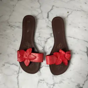 Sandaler med söta röda blommor🌺