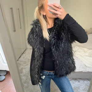 Pälsväst - Säljer denna oversized pälsväst. Jag bär vanligtvis XS som referens. Har du någon fråga är det bara att höra av dig🫶🏻