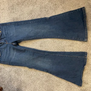 BDG jeans!! - Jeans ifrån bdg! Nyskick! Mått: Midja: rakt över-35cm, runt omkring-76cm Innerbenslängd:67cm Hela byxan:89cm Gren 19cm 🫰🫰