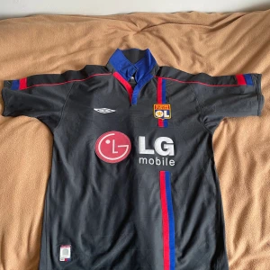 Olimpico Lyon fotbollströja  - OG retro Olympico Lyon fotbollströja från 2006 eller 2008 minns inte riktigt. Tröjan är såklart äkta å priset är fast. Storlek M-L