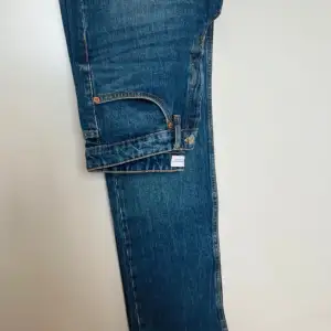 Väldigt fina straight leg jeans som sitter lite tightare vid lår och rumpa och löst vid benen, använda en gång midjan är typ vid naven.