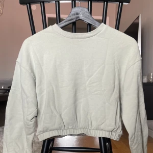 Croppad sweatshirt från Lager 157 - Sweatshirt i fint skick, använd 2ggr!