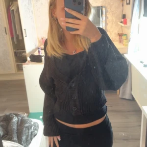 Kort stickad kofta - En kortare stickad tröja som inte kommer till användning.  Frakt ingår ej!