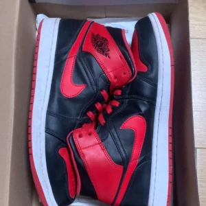 Jordan 1  - Använda ett par gånger. Vänstra skon är lite creasad men båda är i bra skick.  Inkl med boxen.  Priset kan givetvis disskuteras! 