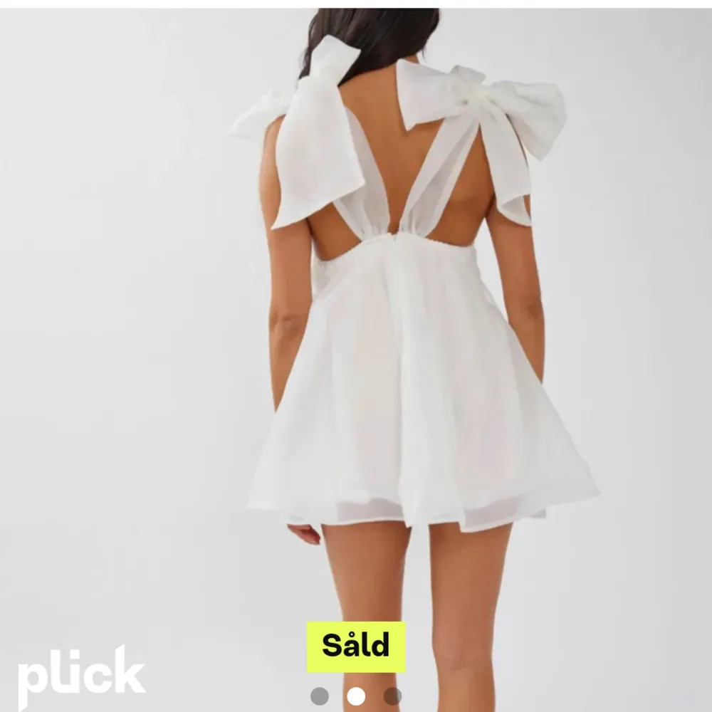 Säljer denna fina vita klänning, köpt här på plick. Inköpt för ca. 1,5 månad sedan. Tänkt och ha till student. Men säljer då jag hittat en annan.. Klänningar.