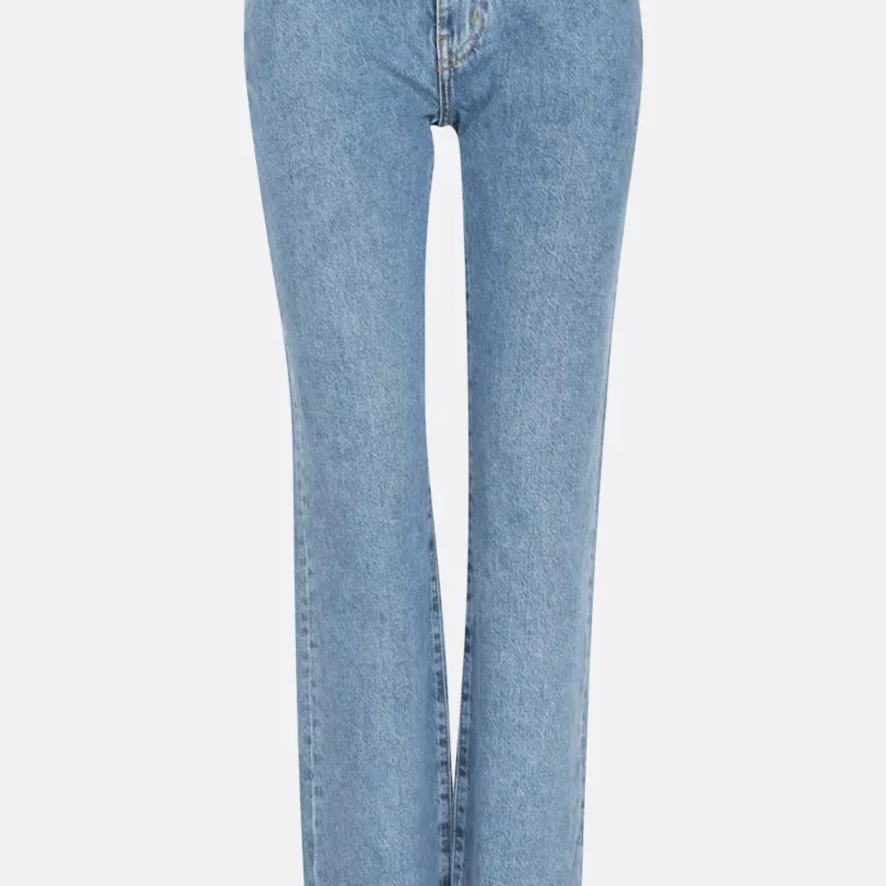 Straight jeans i bra skick, inte använda mycket.  Skriv om du har frågor eller vill ha fler bilder😍. Jeans & Byxor.