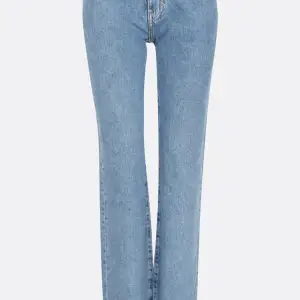 Straight jeans i bra skick, inte använda mycket.  Skriv om du har frågor eller vill ha fler bilder😍
