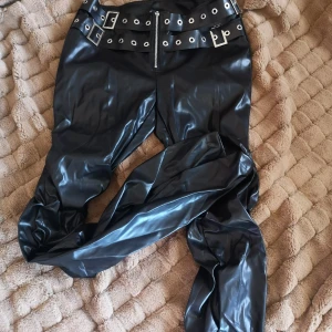 Skinnbyxor  - Byxor av imitations skinn. Passar om du är mellan S och M, eller bara M. Aldrig använd, superfint skick. 