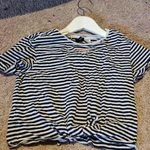 Säljer denna tröjan för att den är för liten💗 - En fin T-shirt från h&m i bra skick