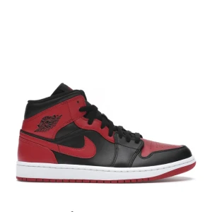 Jordan 1 mid red - Skriv för egna bilder. Köpta för 2300 säljer fö 500 vill bli av med dom snabbt. Bra skick. Sista bilden är lånad 